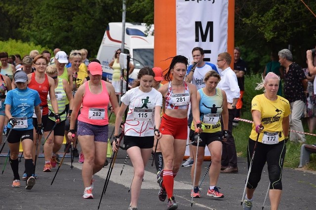 IV Otwarte Mistrzostwa Częstochowy Nordic Walking. Jako pierwsi rywalizowali mężczyźni na dystansie profesjonalnym - 10 km, a następnie kobiety na tym samym dystansie. Po profesjonalistach na trasę wyruszyli uczestnicy marszu rekreacyjnego na dystansie 5km