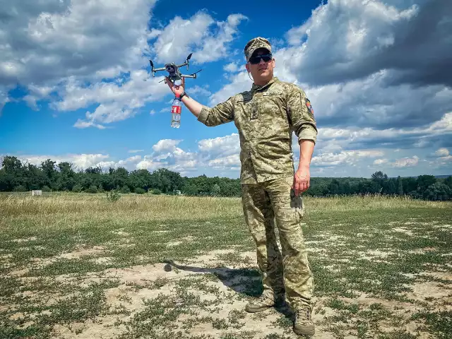 Drony używane przez wojska ukraińskie niszczą dostawy sprzętu wroga, czołgi i transportery opancerzone.