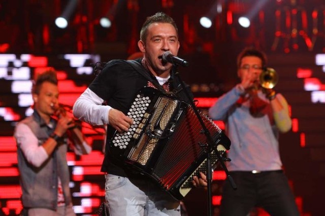 Enej w 2012 roku wygrał Premiery piosenką "Skrzydlate ręce". W tegorocznym koncercie zespół będzie gwiazdą specjalną.