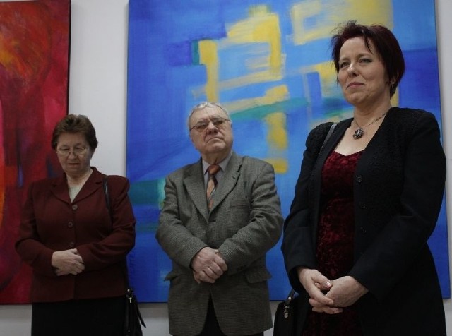 Anna Carpenter (pierwsza od prawej) podczas wernisażu wystawy w galerii Centrum Wikliniarstwa w Rudniku nad Sanem.