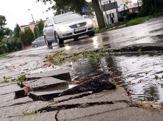 Na ulicy Marii Skłodowskiej-Curie przydałaby się nie tylko nowa jezdnia, ale i chodniki.