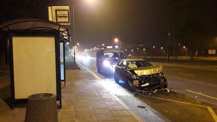 Samochód na Rokicińskiej uderzył w autobus, kierowca uciekł pieszo! [zdjęcia]