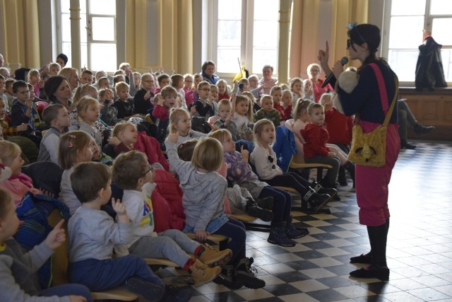 "Nadchodzące święta każdy zapamięta" to tytuł spektaklu, który zaprezentowali dzieciom z aleksandrowskich przedszkoli aktorzy Teatru Edukacji i profilaktyki "Maska" z Krakowa. Wyjątkowe wydarzenie zorganizowane przez Miejskie Centrum Kultury przyciągnęło ponad 200 maluchów, chętnie biorących udział w pouczającej zabawie.LICZ SIĘ ZE ŚWIĘTAMI - ŚWIĘTA NA WYJEŹDZIE.