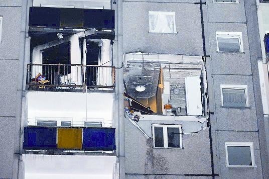 Wybuch gazu na siódmym piętrze wieżowca dosłownie oderwał betonowe płyty od budynku (fot. Mariusz Kapała)