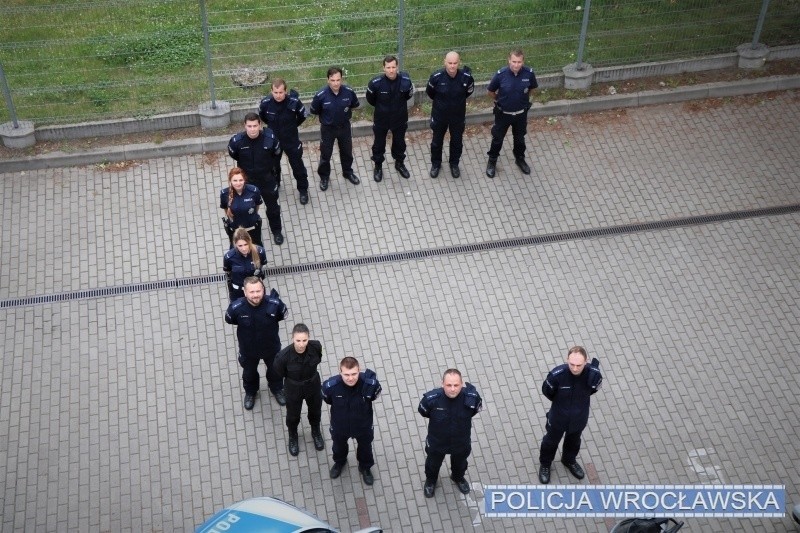 Wrocławscy policjanci robili pompki dla chorych dzieci (FILM)