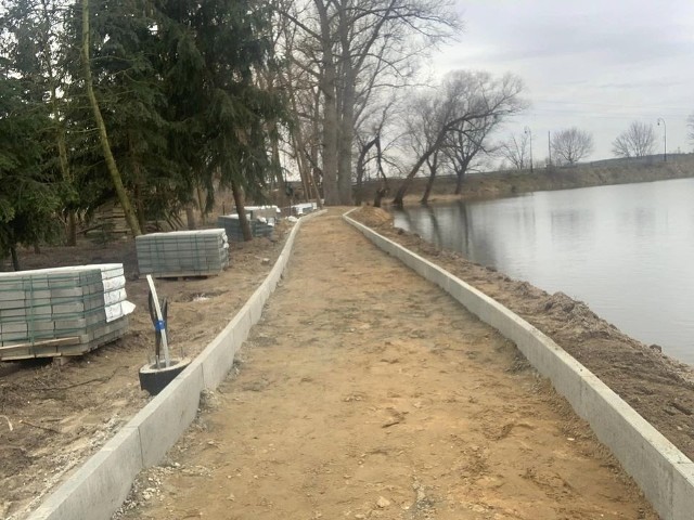 Nad jeziorem wschodnim w Białobrzegach trwają prace przy budowie chodnika.