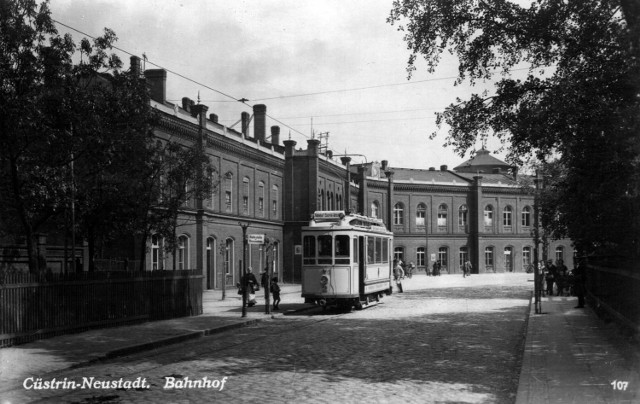 Jeden z przedwojennych kostrzyńskich tramwajów, sfotografowany na przystanku przed dworcem PKP. Wagony podobne do tego znajdują się prawdopodobnie we Wrocławiu.