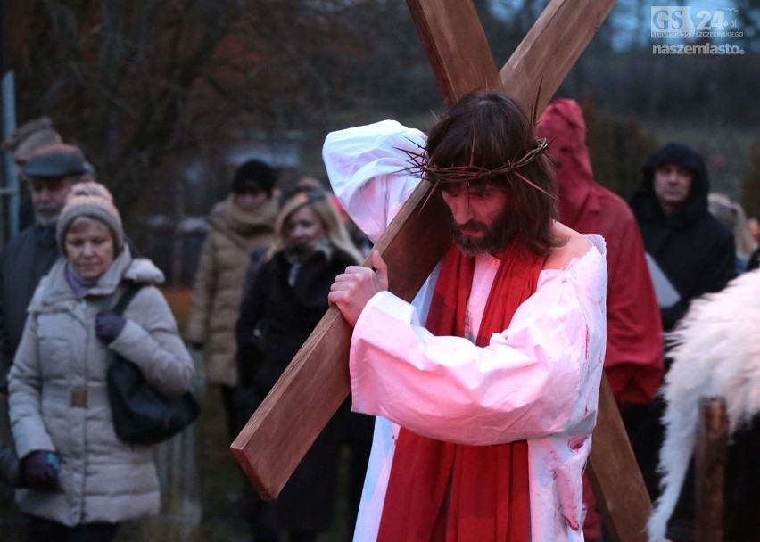 Wzruszająca inscenizacja drogi krzyżowej na Skolwinie