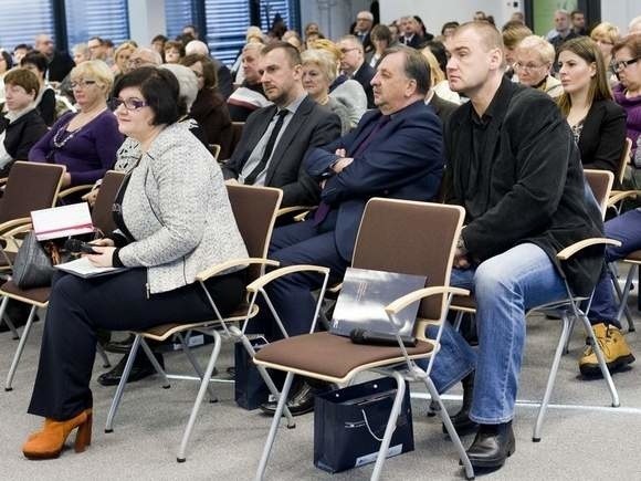 W Słupskim Inkubatorze Technologicznym dyskutowano o bezrobociuBeata Sławkowska-Domurat z OWES (na pierwszym planie) zapewniła: – Powstanie u nas 11 spółdzielni socjalnych.