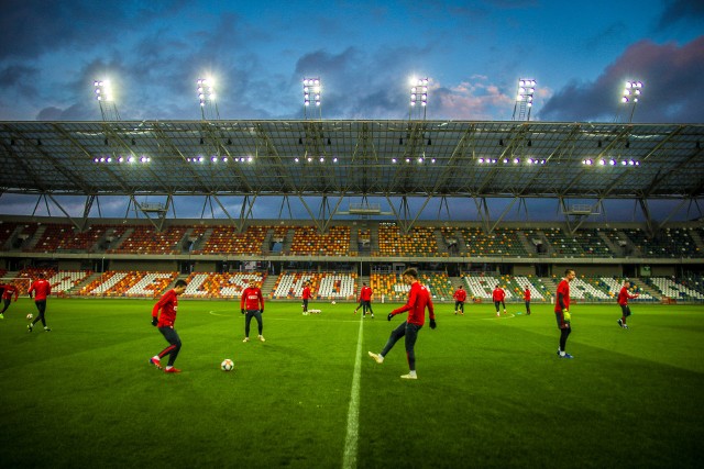 W poniedziałkowy wieczór piłkarze reprezentacji Polski U-20 trenowali na Stadionie Miejskim w Bielsku-Białej