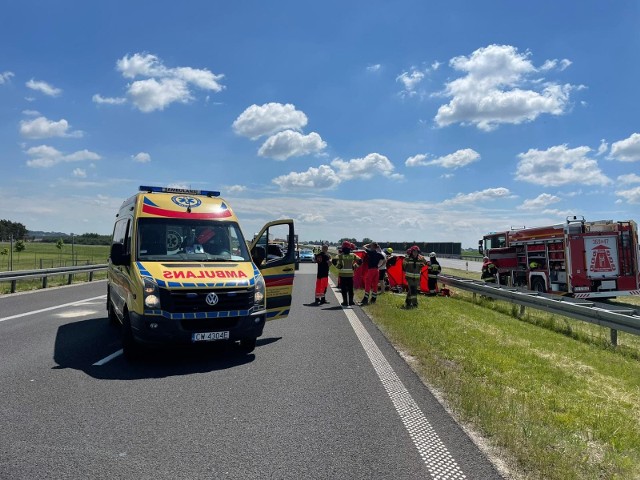 Wypadek na autostradzie pod Włocławkiem. Zderzyły się trzy pojazdy osobowe. Rozwinięty parawan służył do osłonięcia poszkodowanych przed słońcem.