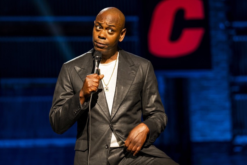 Komik Dave Chappelle w czasie występu...