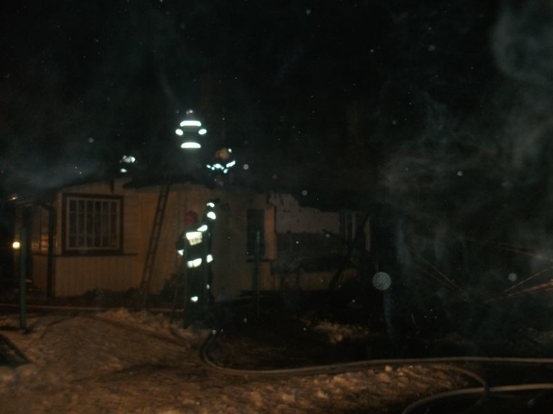Ogień strawił dom w Skarżysku. Czworo ludzi bez dachu nad głową 