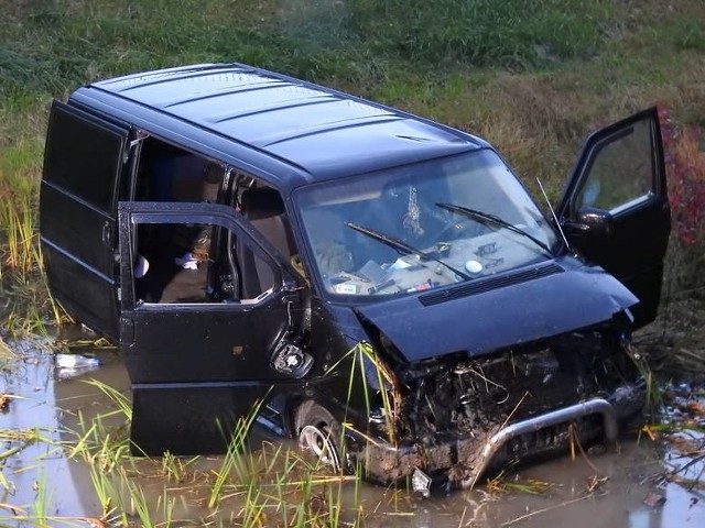 Pijany kierowca zjechał z drogi do bagna w okolicach Żółtek