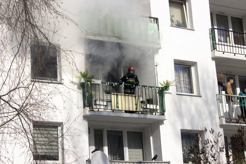 Groźny pożar na Bartoka w Łodzi. Starsza kobieta na balkonie...