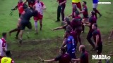 Piłkarze walczyli ze sobą niczym kibole na ustawce. Policja użyła gazu łzawiącego