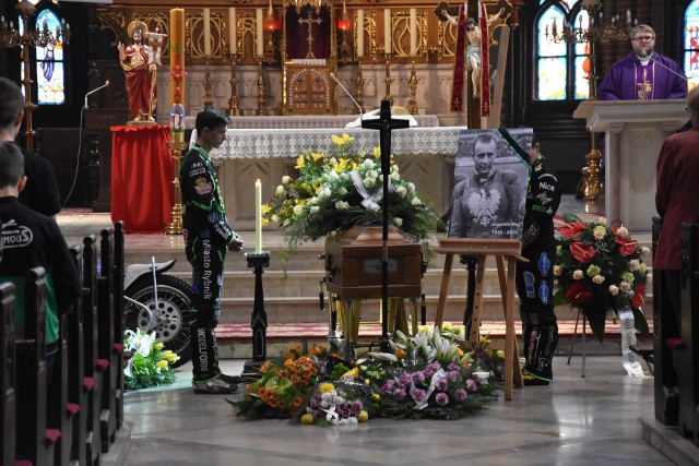 Pogrzeb Joachima Maja, wybitnego żużlowca ROW Rybnik. Na cmentarzu zaryczały motocykle żużlowe