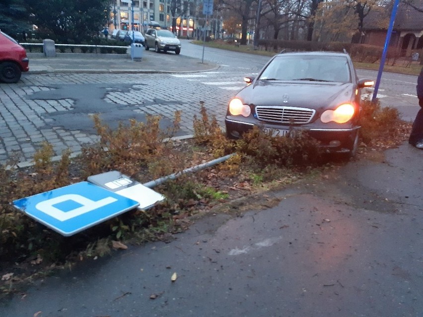 Wypadek przy rondzie Powstańców Śląskich we Wrocławiu [ZDJĘCIA]