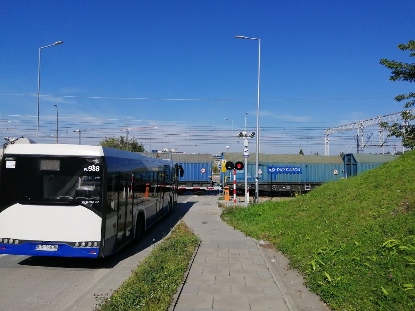 Kraków. Mieszkańcy chcą zablokować szybką kolej, bo miasto nie rozwiązało problemów komunikacyjnych na ul. Fredry [ZDJĘCIA]