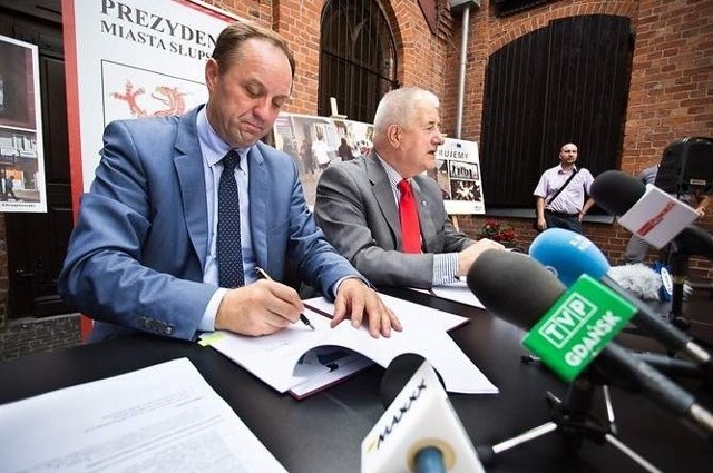 Podpisanie umowy o dofinansowaniu rewitalizacji Traktu Książęcego na placu przed teatrem Rondo. Z lewej marszałek Mieczysław Struk, z prawej prezydent Maciej Kobyliński.