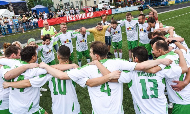 Na Stadionie Miejskim TKKF Bydgoszcz im. Eugeniusza Połtyna przy ulicy Słowiańskiej 7 o 16 zmierzyły się dziś reprezentacje dziennikarzy z lokalnych mediów oraz polityków z różnych ugrupowań.  W zeszłym roku dzięki pomocy sponsorów udało się zebrać ponad dziesięć tysięcy złotych na organizację letnich wakacji dla dzieci z domów dziecka. W tym roku prawie 30 tysięcy złotych! Barwy Gazety Pomorskiej reprezentowali: Dariusz Knopik, Jakub Stykowski oraz Witold Opic. Mecz zakończył się zwycięstwem dziennikarzy 6:0. Rewanż za rok :)