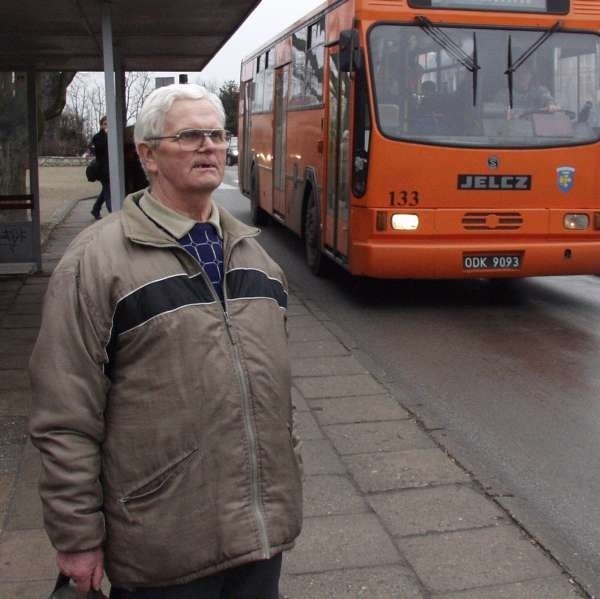 Roman Kalinowski: - Mam 73 lata, z trudem chodzę, a wyrzucili mnie z autobusu w szczerym polu.