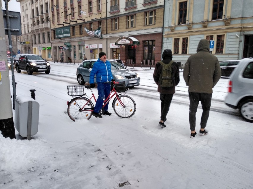 Wrocław zaskoczony zimą. Ulice i chodniki jak lodowisko (ZDJĘCIA)