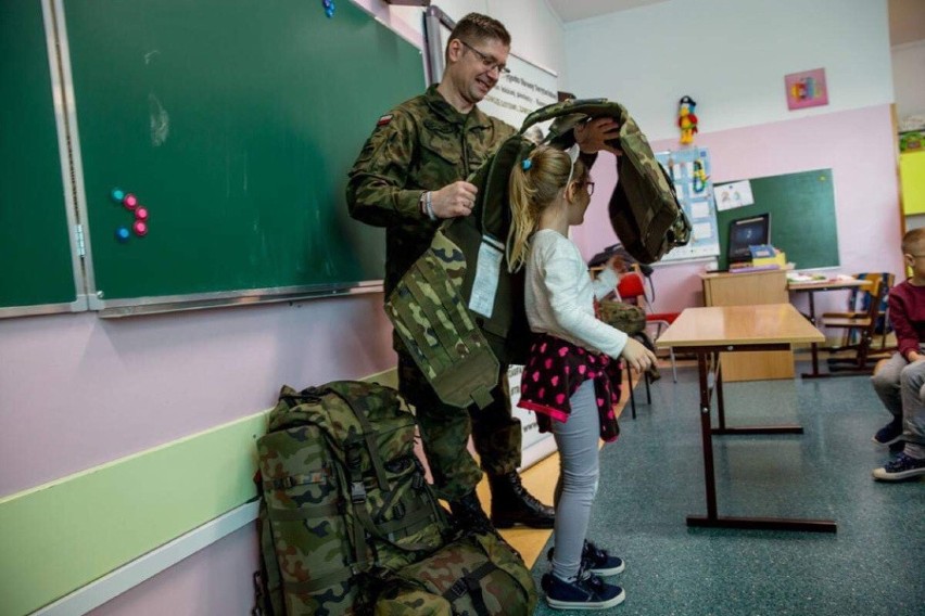 Wojsko z wizytą w Szkole Podstawowej nr 10 w Ostrołęce. Żołnierze przyjechali z Komorowa [ZDJĘCIA]