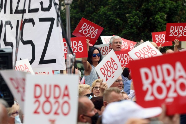 Mieszkańcy Rogoźna chcieli wziąć udział w procesji, a przyszli na wiec polityczny Andrzeja Dudy.