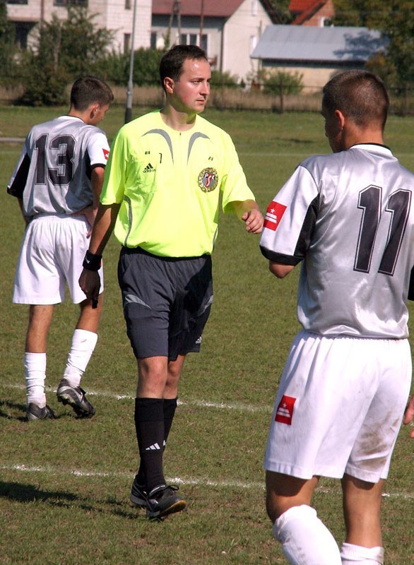 Rafał Sawicki z Tarnobrzega jest jednym z najlepszych piłkarskich arbitrów na Podkarpaciu.
