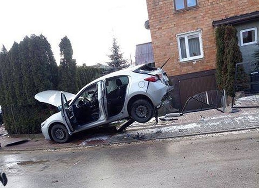 Wypadek w Szydłowcu. Na skrzyżowaniu ulic Północnej, Targowej i Słonecznej zderzyły się dwa samochody. Dwie osoby przewiezione do szpitala