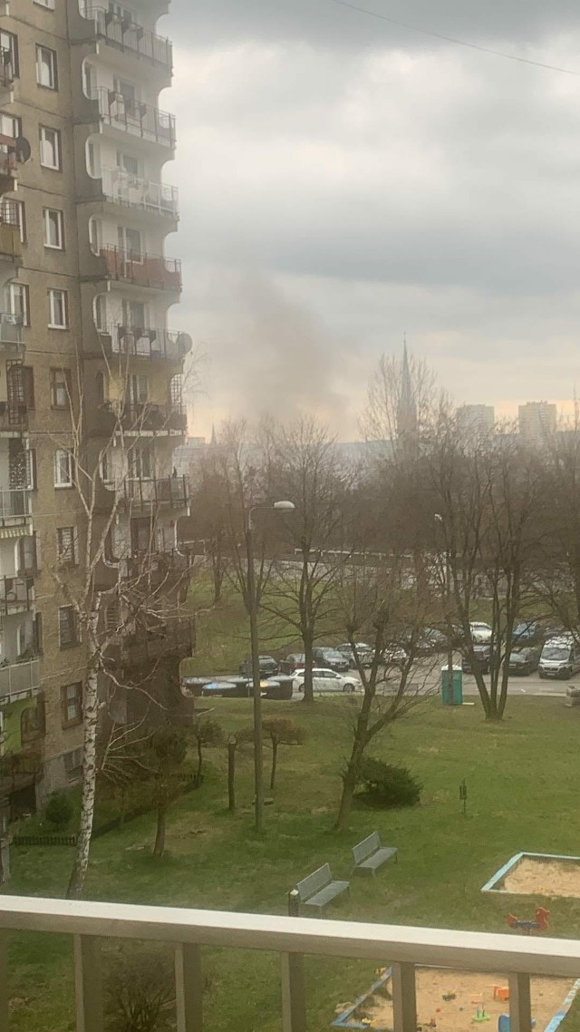 Pożar przy ul. Ludwika. Płonie pustostan. Na miejscu cztery zastępy Państwowej Straży Pożarnej próbują opanować sytuację.