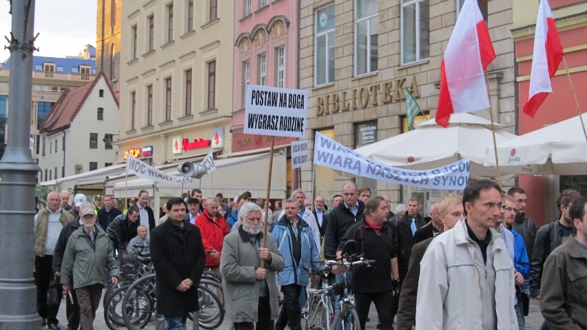 Marsz mężczyzn przeszedł przez centrum miasta. Bronili chrześcijańskich wartości (ZDJĘCIA)