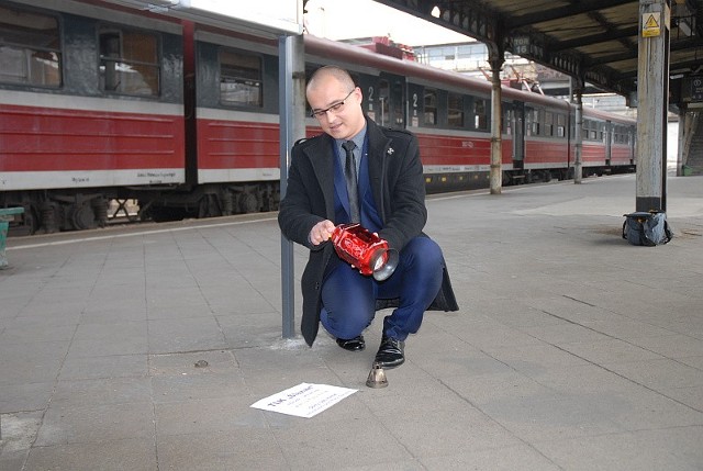 Patryk Kosela zapalając znicz na peronie, przyznał się dziennikarzom, że dba o swój wizerunek i stosuje puder telewizyjny na twarz. - Jestem rzecznikiem i wiem, że tego wymaga ode mnie ta praca - wyjaśnił.