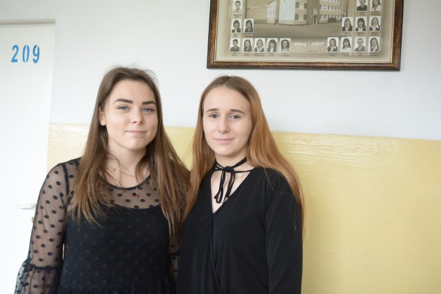 Wiktoria Kosowska i Aleksandra Kozieł, maturzystki z X Liceum Ogólnokształcącego pisały matematykę.