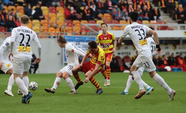 Piłkarze Korony Kielce w niedzielę w 22. kolejce PKO Ekstraklasy zremisowali na wyjeździe z Jagiellonią Białystok 0:0. Kto wypadł najlepiej? Kto najgorzej? jak spisali się debiutanci - D`sean Theobalds i Petteri Forsell? Oceniamy piłkarzy Korony za mecz z Jagiellonią.  (dor)