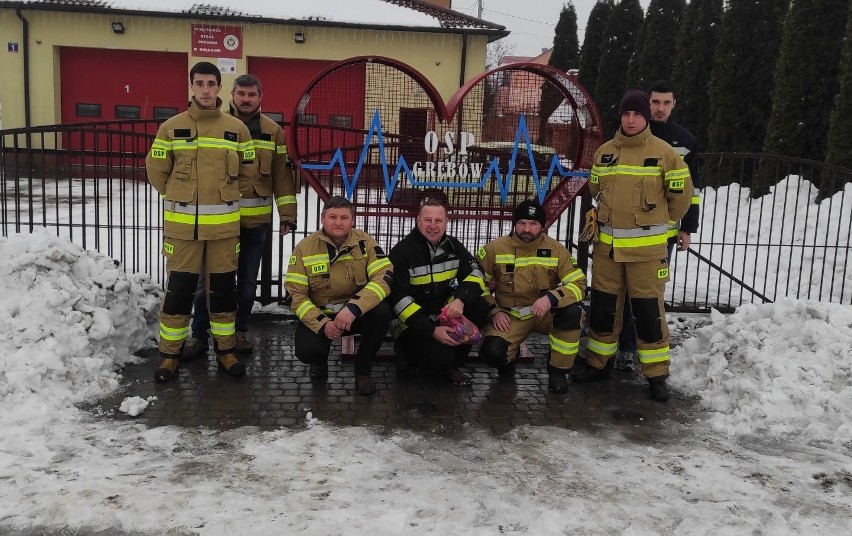 Strażacy z Grębowa mają wielkie serce i zbierają do niego nakrętki na cel charytatywny. Każdy powinien dorzucić swoje "zbiory"