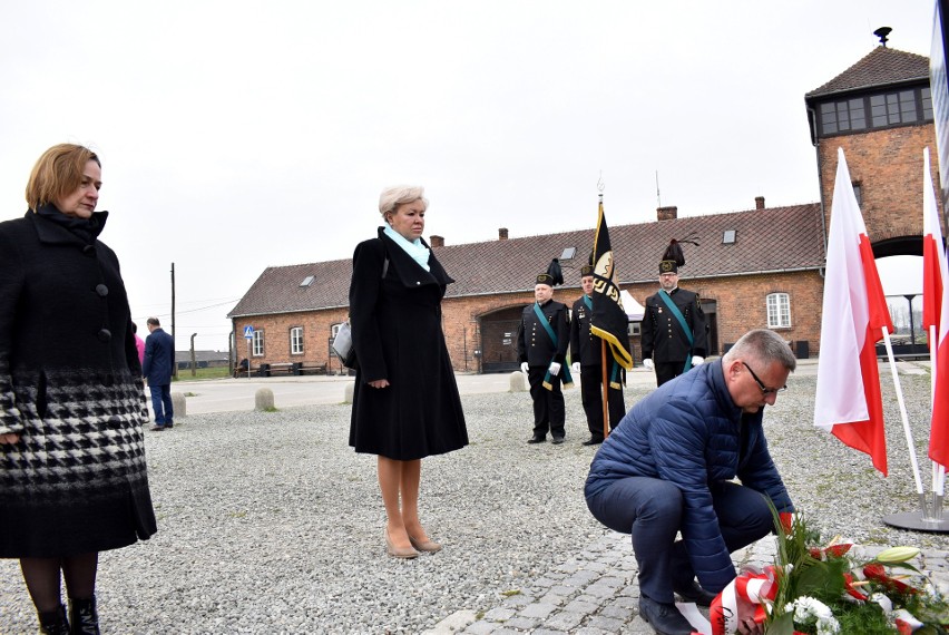 Przed Tablicami Pamięci znajdującymi się w przed Bramą...