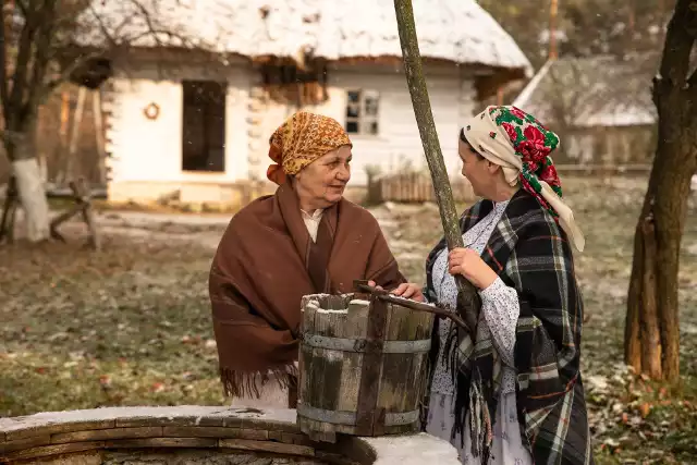 Panie z KGW Rudno podczas prezentacji swoich wiejskich strojów codziennych