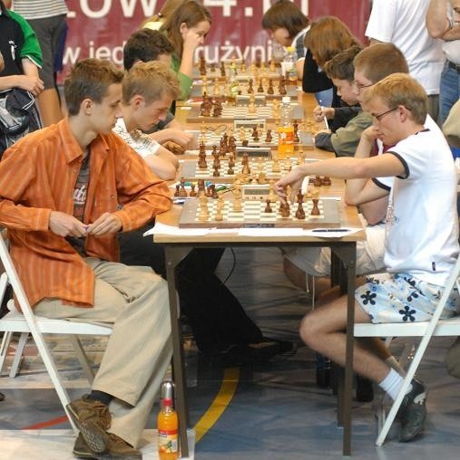 KAMIL KLIM (drugi od prawej)Ma 17 lat, jest uczniem Technikum Elektrycznego w Gorzowie. Największe sukcesy: w DME juniorów - srebrny medal; w DMP juniorów - trzy złote, srebrny i brązowy; w IMP juniorów - srebrny do 18 lat i brązowy do 16; w IMP juniorów w szachach szybkich - srebrny do 16 lat i brązowy do 12. Wychowanek trenera Andrzeja Modzelana, obecnie podopieczny mistrza międzynarodowego Aleksandra Czerwońskiego.