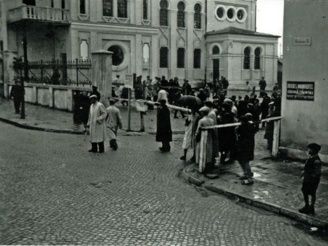 Zdjęcie przedstawiające wejście na teren kieleckiego getta z 1941 roku trafiło do Kielc ze Stanów Zjednoczonych.