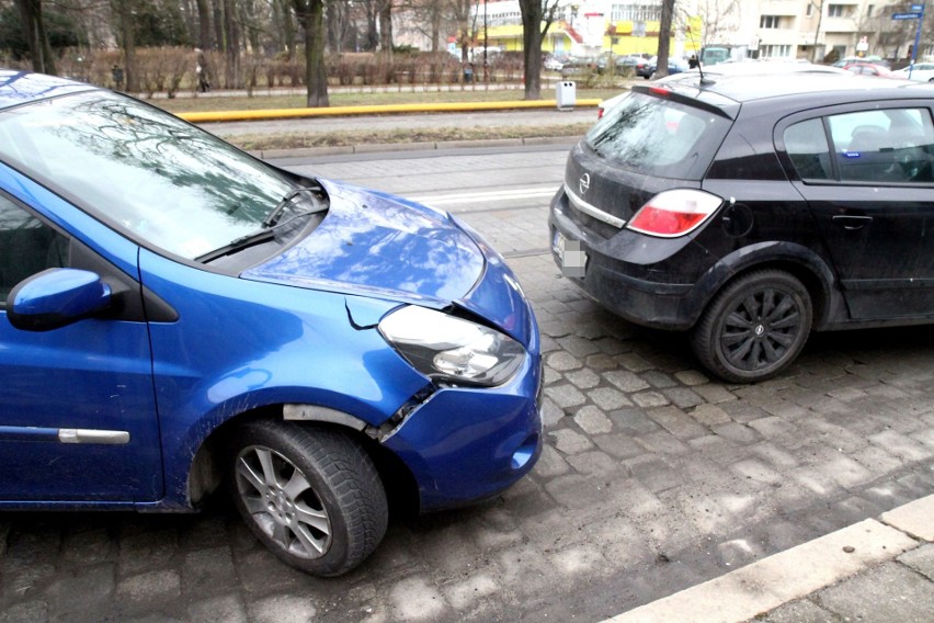 Wypadek czterech aut na Gajowickiej. Ranna kobieta w ciąży [ZDJĘCIA]