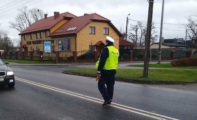 We wtorek (24 kwietnia) policjanci w powiecie żnińskim sprawdzali czy kierowcy stosują się do zakazu korzystania z telefonu komórkowego w trakcie jazdy. W godzinach od 6 rano do 22.00 trwały policyjne dziania pod kryptonimem "Telefon". - Mundurowi szczególną uwagę zwracali na tych kierujących, którzy korzystali z telefonów komórkowych podczas jazdy. Zgodnie z przepisami Ustawy Prawo o Ruchu Drogowym kierującemu pojazdem zabrania się korzystania podczas jazdy z telefonu wymagającego trzymania słuchawki lub mikrofonu w ręku. Za to wykroczenie grozi mandat karny w kwocie 200 złotych i 5 punktów karnych - informuje mł. asp. Wioleta Burzych, oficer prasowy KPP w Żninie. Warto przypomnieć, że korzystanie z telefonu to nie tylko rozmowy, ale także wybieranie numeru, pisanie wiadomości i korzystanie z aplikacji. Kierowca spoglądając w telefon jest rozproszony i gorzej kontroluje to, co dzieje się na drodze. Zdarza się też, że nie trzyma kierownicy tak jak powinien i trudno mi zmieniać biegi. To wszystko może doprowadzić do niebezpiecznych sytuacji na drodze. Na 53 skontrolowane przez mundurowych pojazdy, w 12 przypadkach ujawniono wykroczenia w postaci korzystania z telefonu w czasie jazdy. Policjanci wystawili 11 mandatów. Jedna osoba została pouczona. Zobacz także: Uwaga na utrudnienia w ruchu na DK 5. Wszystko w związku z budową drogi ekspresowej S5Info z Polski - przegląd najważniejszych oraz najciekawszych informacji z kraju  19.04.2018