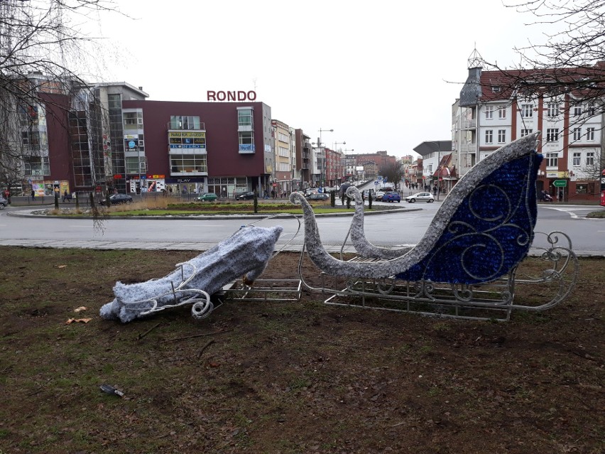 Renifer jest ozdobą świąteczno-noworoczną w centrum...