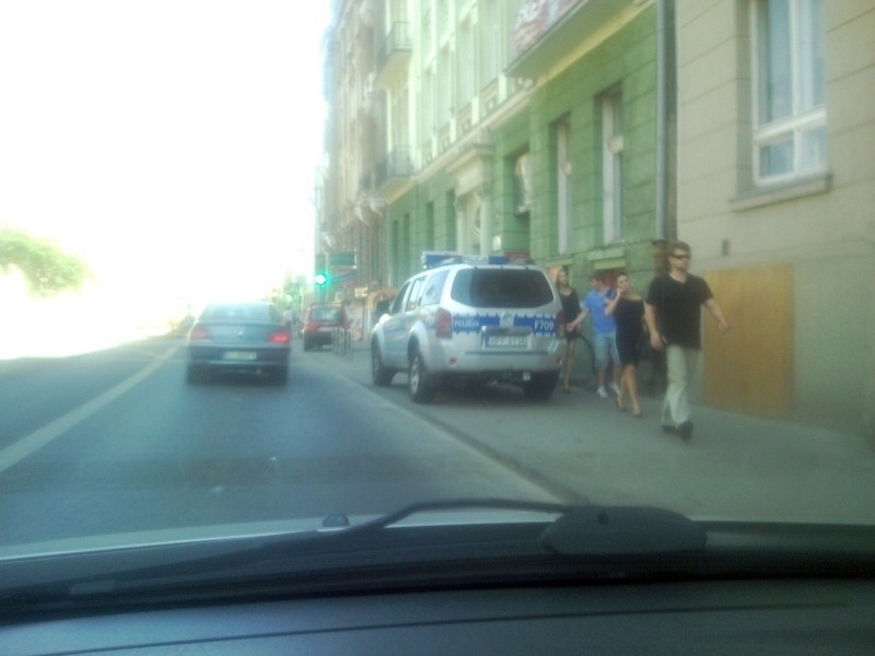 Radiowóz zatarasował chodnik na Narutowicza. To 100 zł mandatu i 2 punkty karne [zdjęcia]