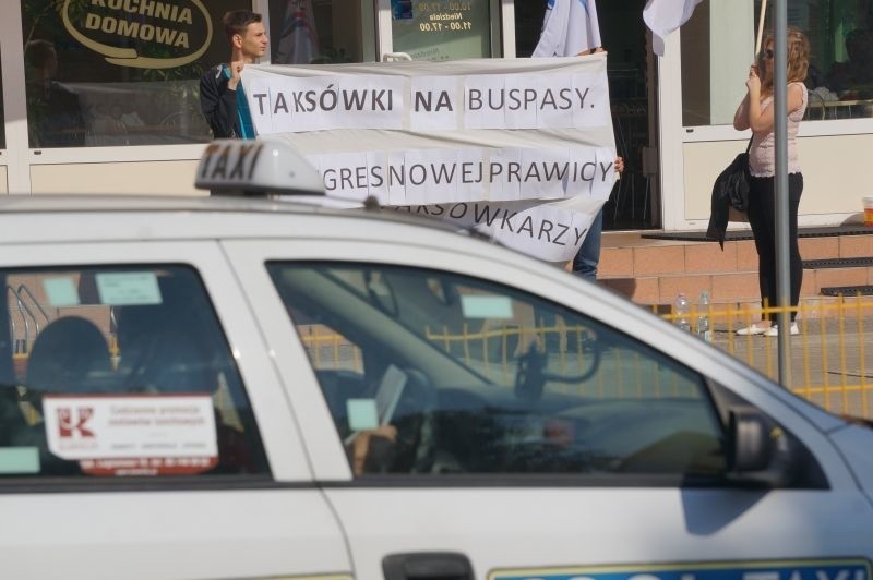 Taksówkarze przejechali przez miasto. Rozproszona manifestacja (zdjęcia, wideo)