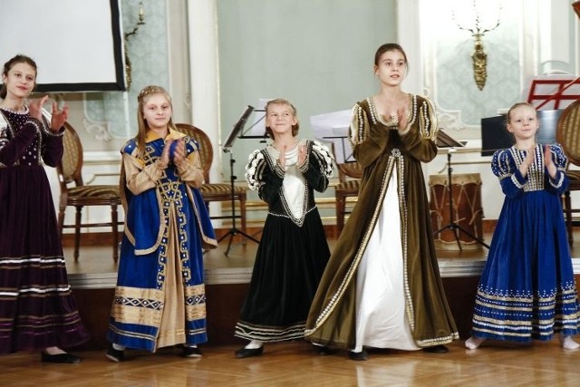 Balet Dworski &#8222;Cracovia Danza&#8221; od lat pracuje nad odtwarzaniem tradycyjnych tańców różnych krajów i epok, czego efektem są spektakle od średniowiecza do współczesności.