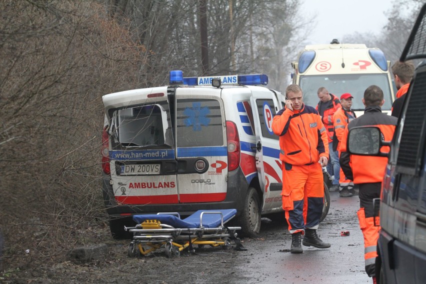 Wypadek karetki. Uderzyła w latarnię