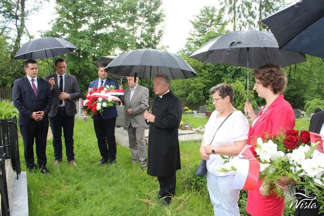Władze miasta i przedstawiciele różnych środowisk złożyły kwiaty na grobie Bogumiła Hoffa.