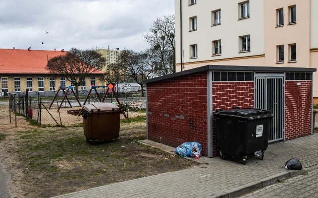 „Tajemniczy” placyk to podmurówka pod wiatę śmietnikową. Między dwoma śmietnikami działał będzie plac zabaw.